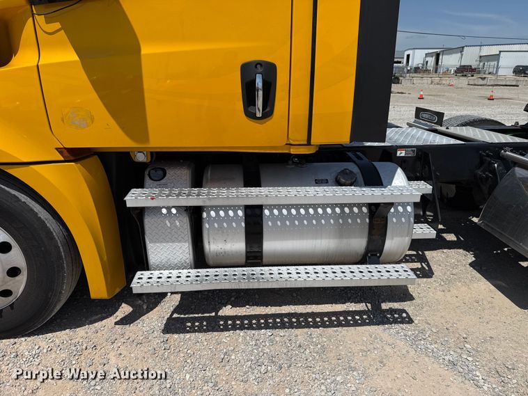image for item ET6430 2022 Freightliner Cascadia 126 semi truck