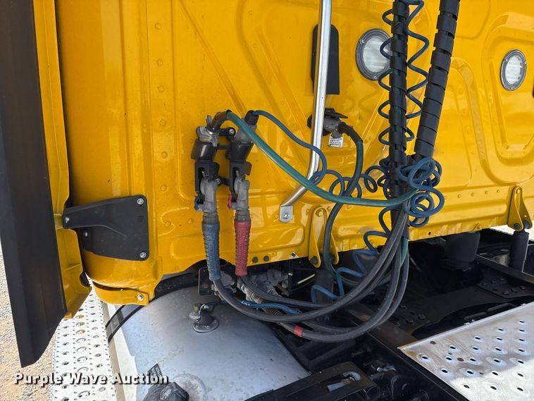 image for item ET6430 2022 Freightliner Cascadia 126 semi truck