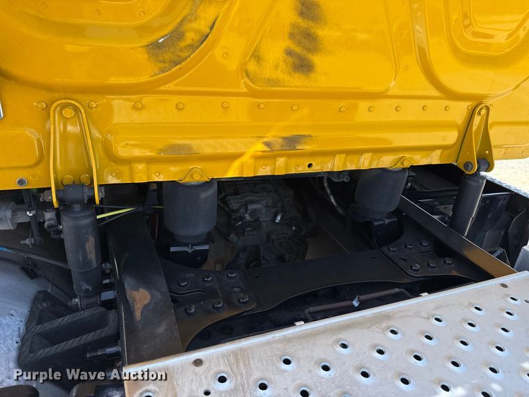 image for item ET6430 2022 Freightliner Cascadia 126 semi truck