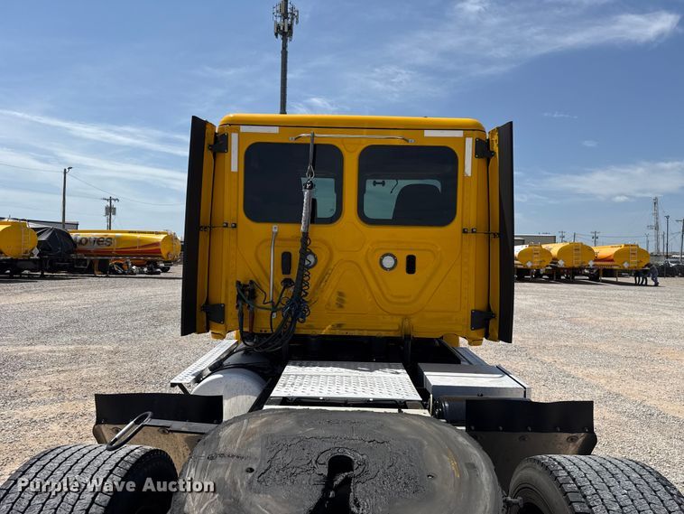 image for item ET6430 2022 Freightliner Cascadia 126 semi truck