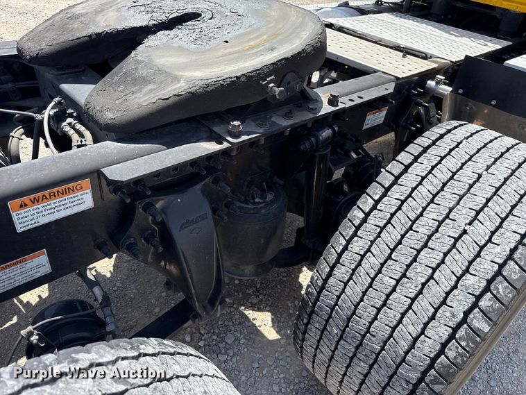 image for item ET6430 2022 Freightliner Cascadia 126 semi truck