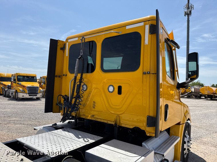 image for item ET6430 2022 Freightliner Cascadia 126 semi truck