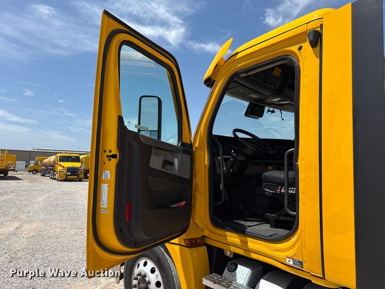 image for item ET6430 2022 Freightliner Cascadia 126 semi truck