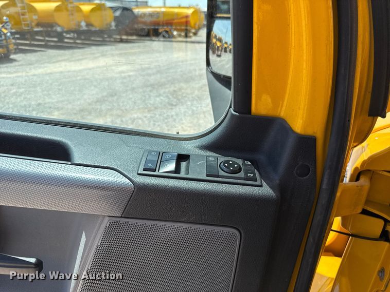 image for item ET6430 2022 Freightliner Cascadia 126 semi truck