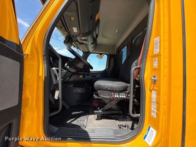 image for item ET6430 2022 Freightliner Cascadia 126 semi truck