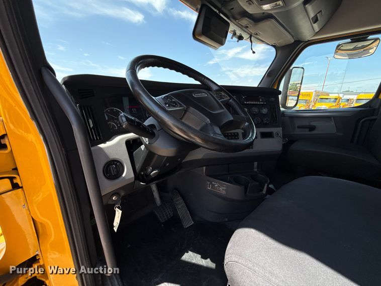 image for item ET6430 2022 Freightliner Cascadia 126 semi truck