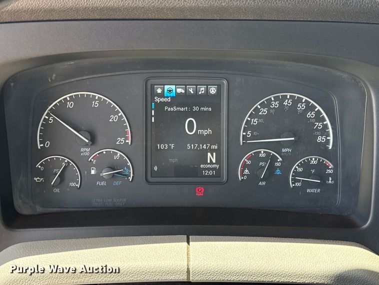 image for item ET6430 2022 Freightliner Cascadia 126 semi truck