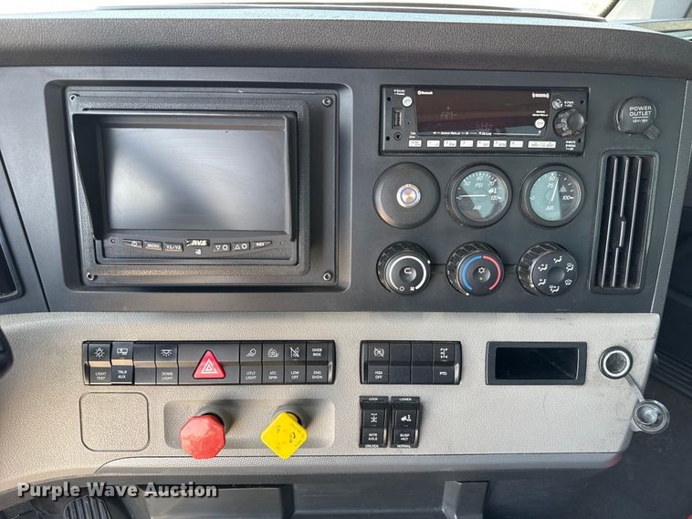 image for item ET6430 2022 Freightliner Cascadia 126 semi truck