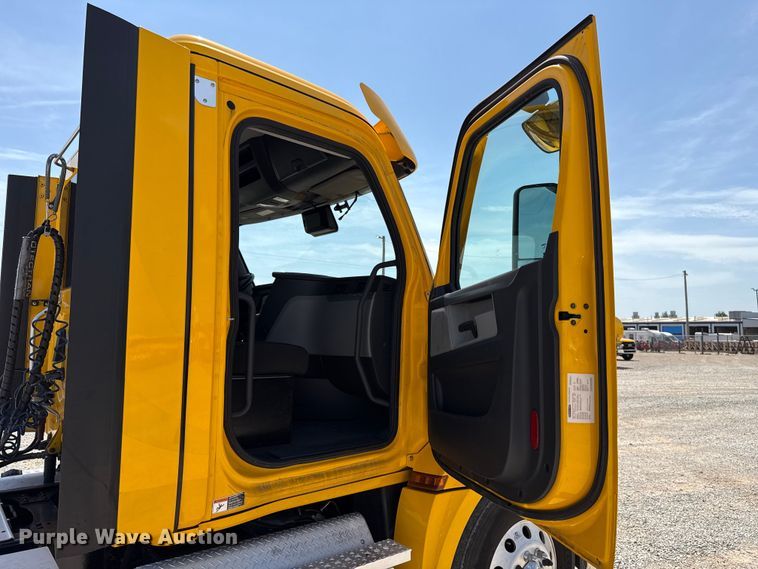 image for item ET6430 2022 Freightliner Cascadia 126 semi truck