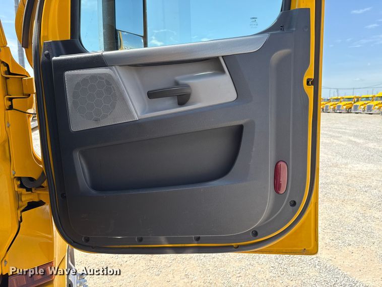 image for item ET6430 2022 Freightliner Cascadia 126 semi truck