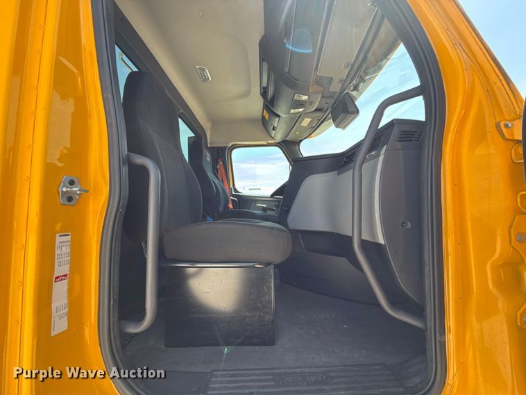 image for item ET6430 2022 Freightliner Cascadia 126 semi truck
