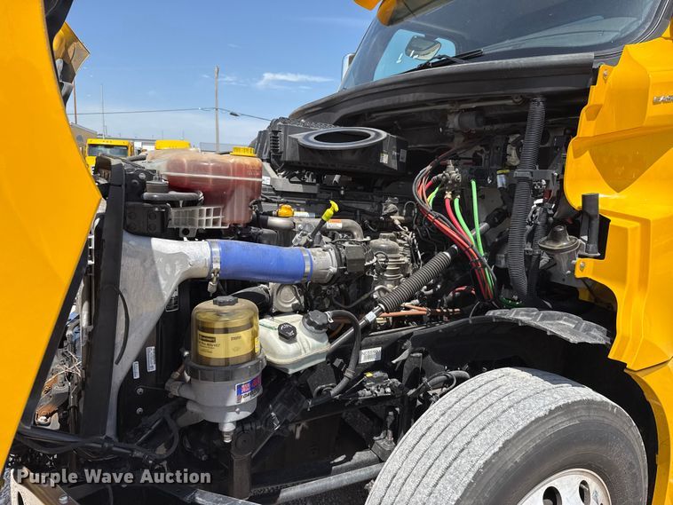image for item ET6430 2022 Freightliner Cascadia 126 semi truck