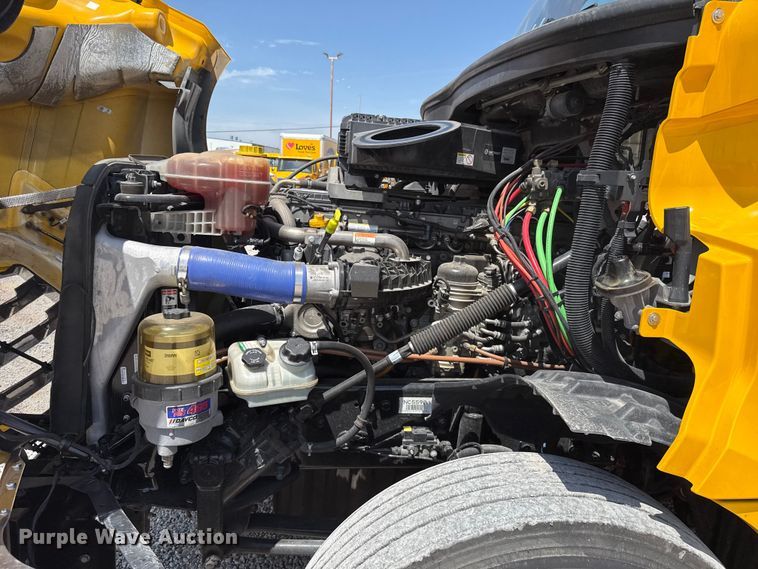 image for item ET6430 2022 Freightliner Cascadia 126 semi truck