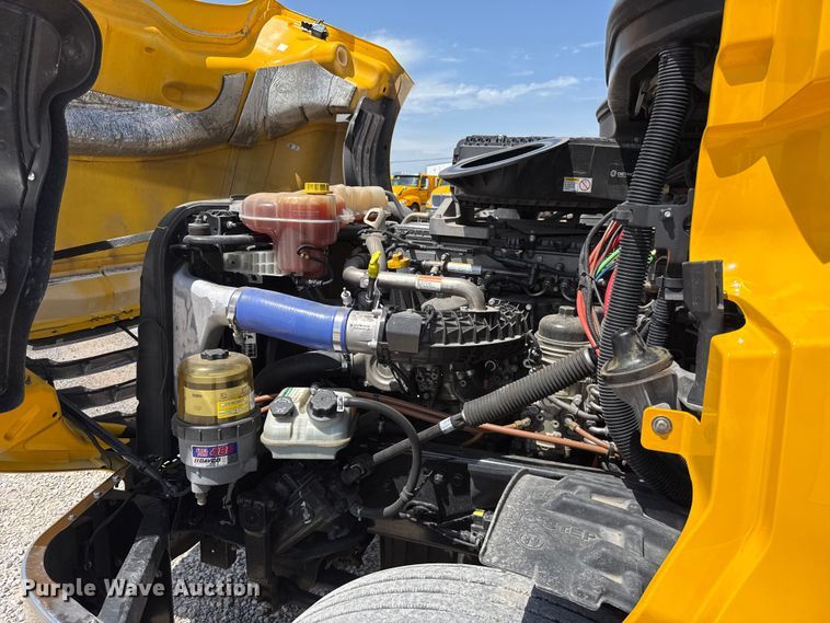 image for item ET6430 2022 Freightliner Cascadia 126 semi truck