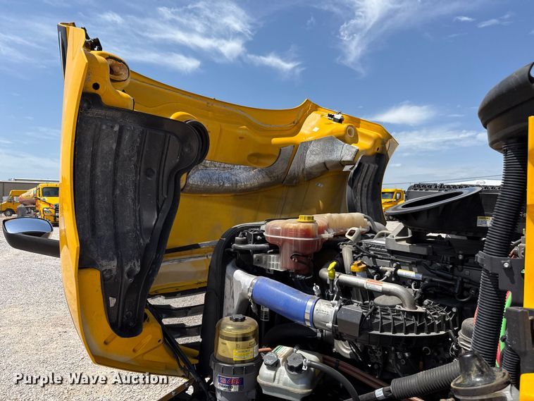 image for item ET6430 2022 Freightliner Cascadia 126 semi truck