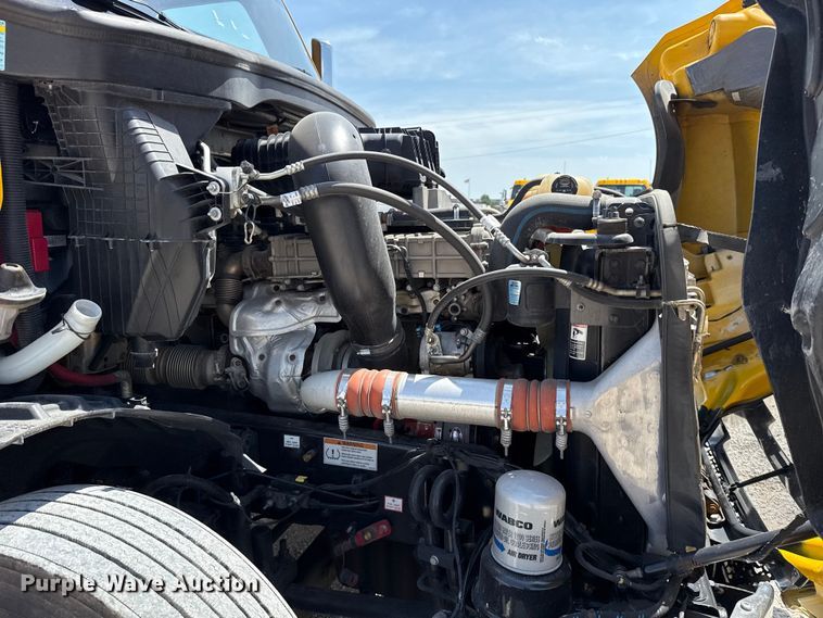 image for item ET6430 2022 Freightliner Cascadia 126 semi truck