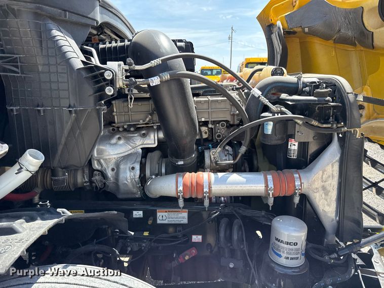 image for item ET6430 2022 Freightliner Cascadia 126 semi truck