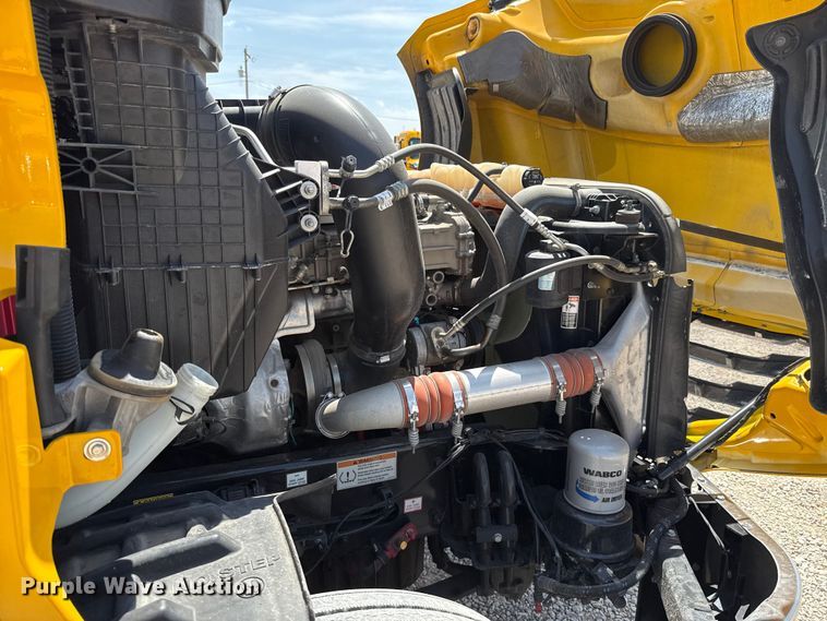 image for item ET6430 2022 Freightliner Cascadia 126 semi truck