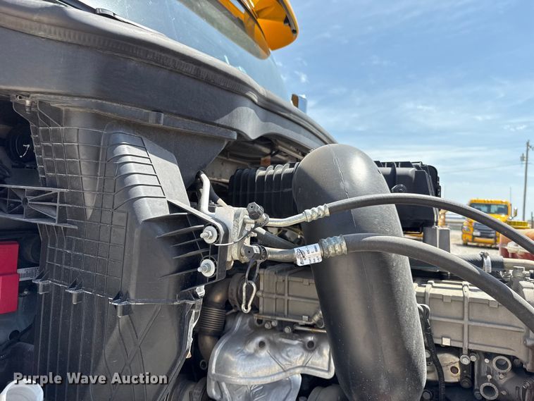 image for item ET6430 2022 Freightliner Cascadia 126 semi truck