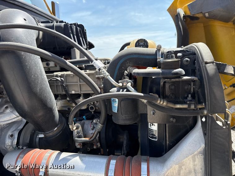 image for item ET6430 2022 Freightliner Cascadia 126 semi truck