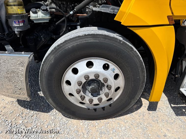 image for item ET6430 2022 Freightliner Cascadia 126 semi truck