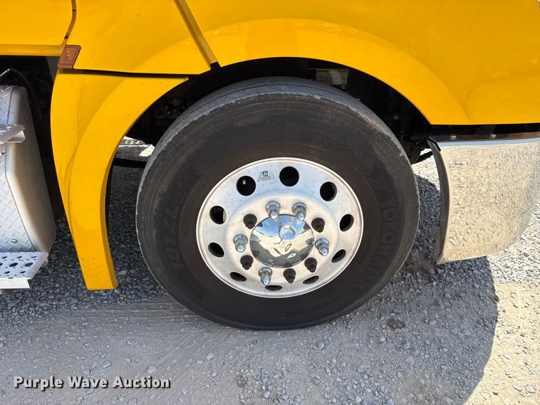 image for item ET6430 2022 Freightliner Cascadia 126 semi truck