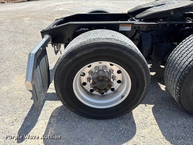 image for item ET6430 2022 Freightliner Cascadia 126 semi truck