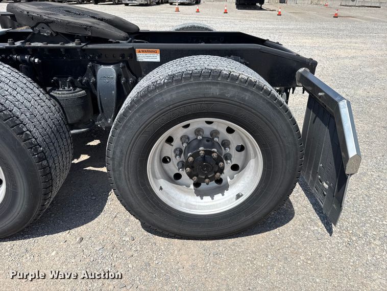 image for item ET6430 2022 Freightliner Cascadia 126 semi truck