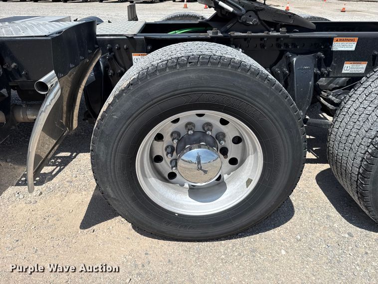 image for item ET6430 2022 Freightliner Cascadia 126 semi truck