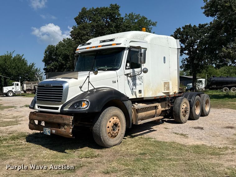 image for item ET6452 2001 Freightliner Columbia semi truck