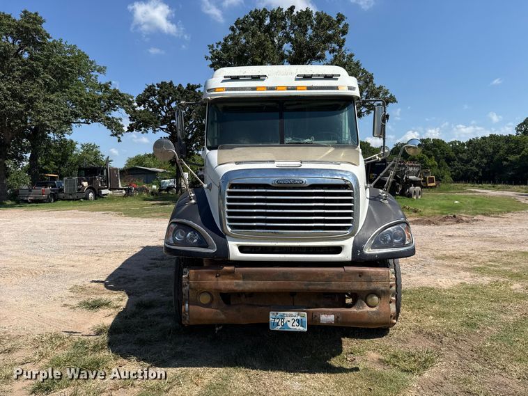 image for item ET6452 2001 Freightliner Columbia semi truck