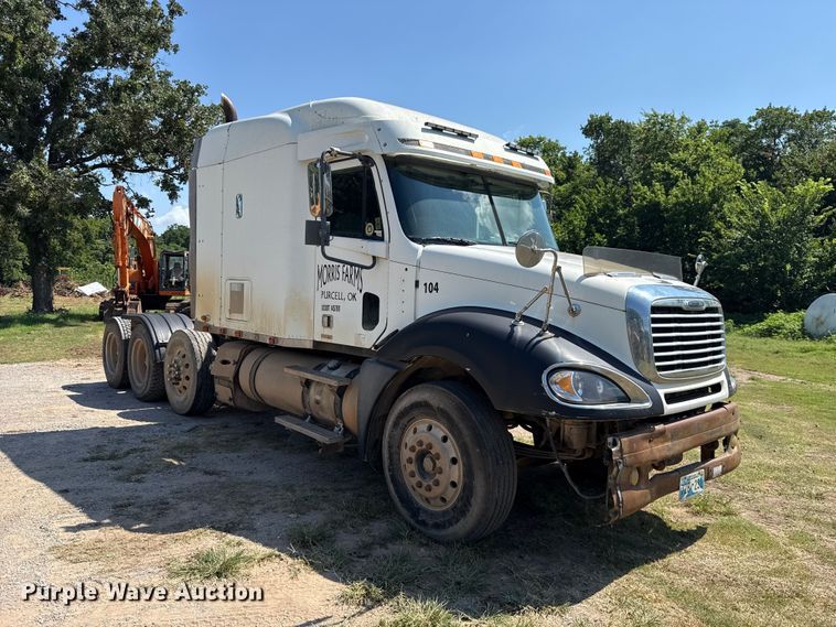 image for item ET6452 2001 Freightliner Columbia semi truck