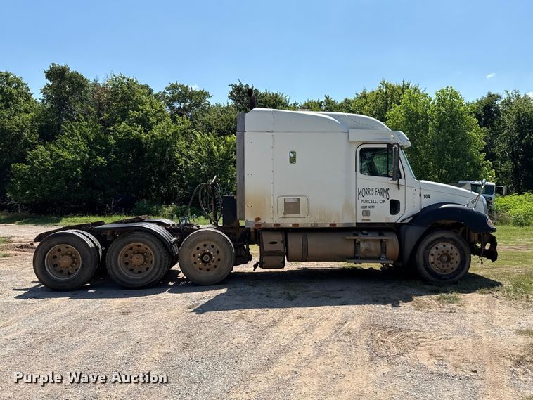 image for item ET6452 2001 Freightliner Columbia semi truck