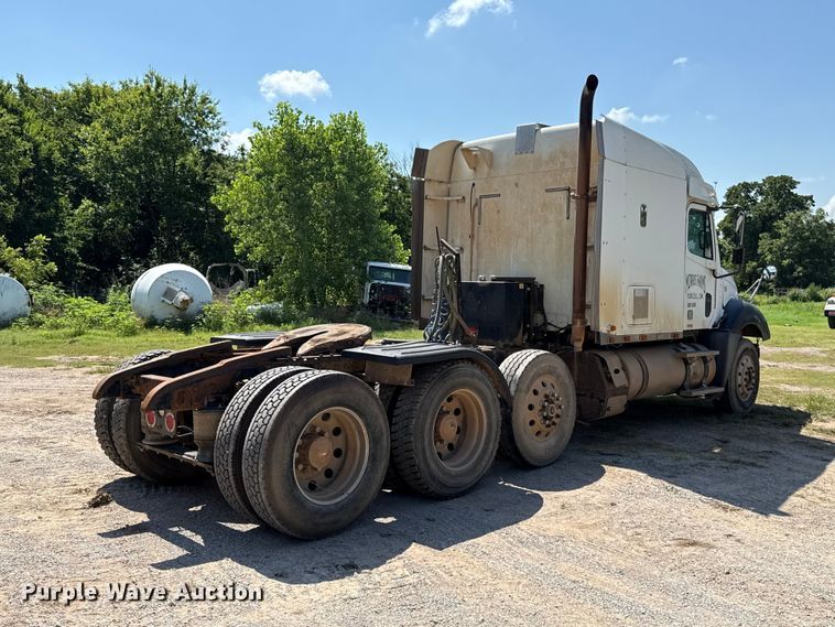 image for item ET6452 2001 Freightliner Columbia semi truck