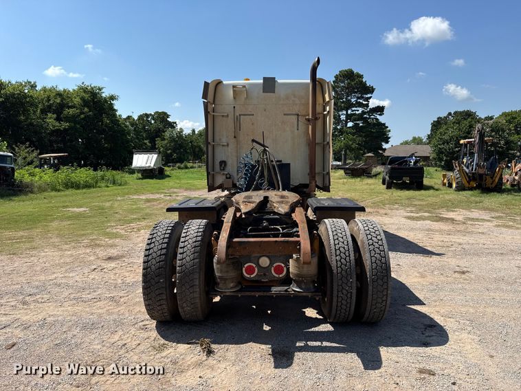 image for item ET6452 2001 Freightliner Columbia semi truck