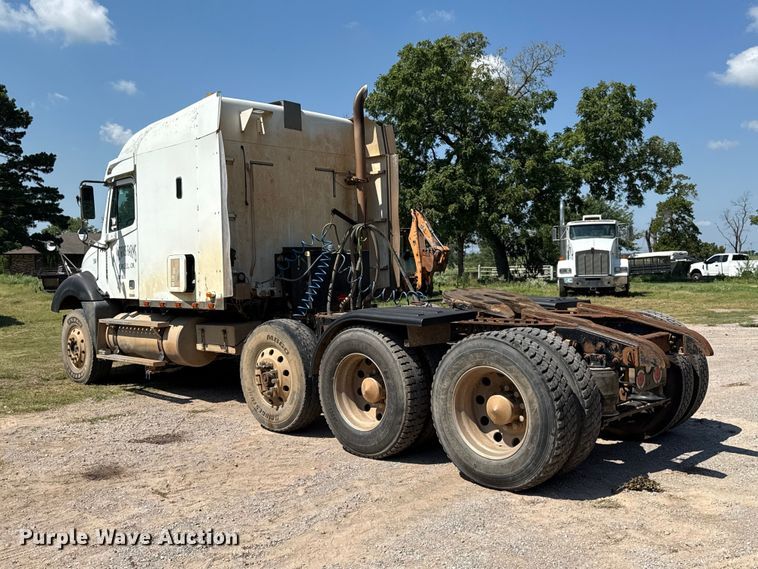 image for item ET6452 2001 Freightliner Columbia semi truck