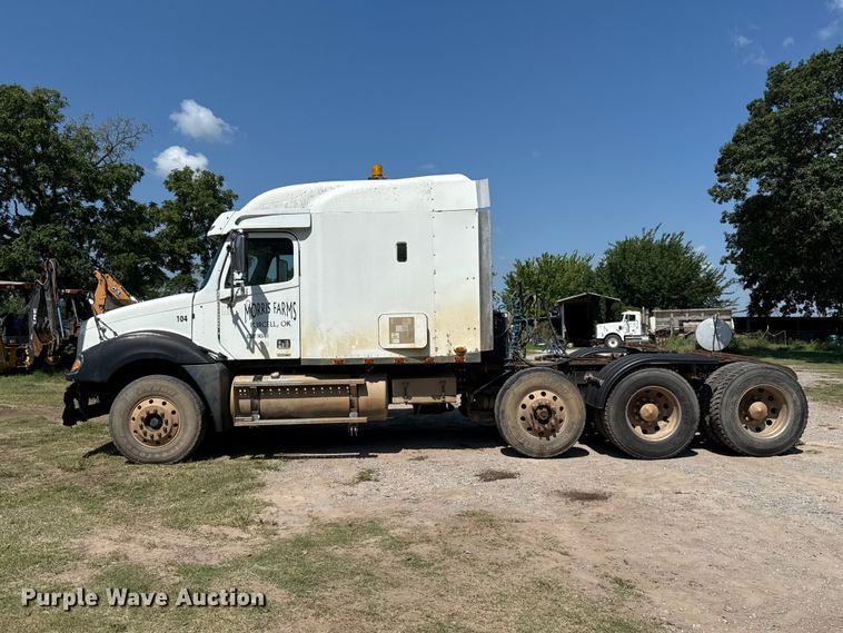 image for item ET6452 2001 Freightliner Columbia semi truck