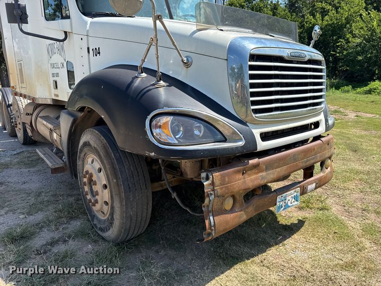 image for item ET6452 2001 Freightliner Columbia semi truck