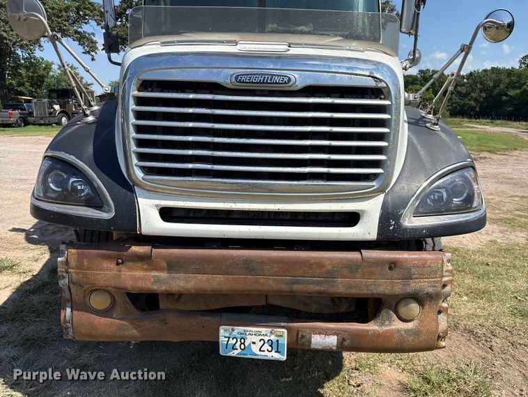 image for item ET6452 2001 Freightliner Columbia semi truck
