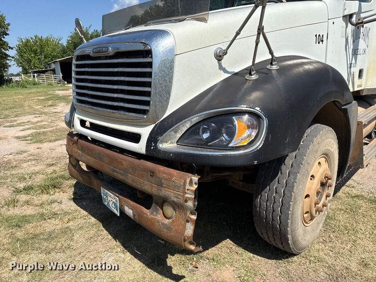 image for item ET6452 2001 Freightliner Columbia semi truck