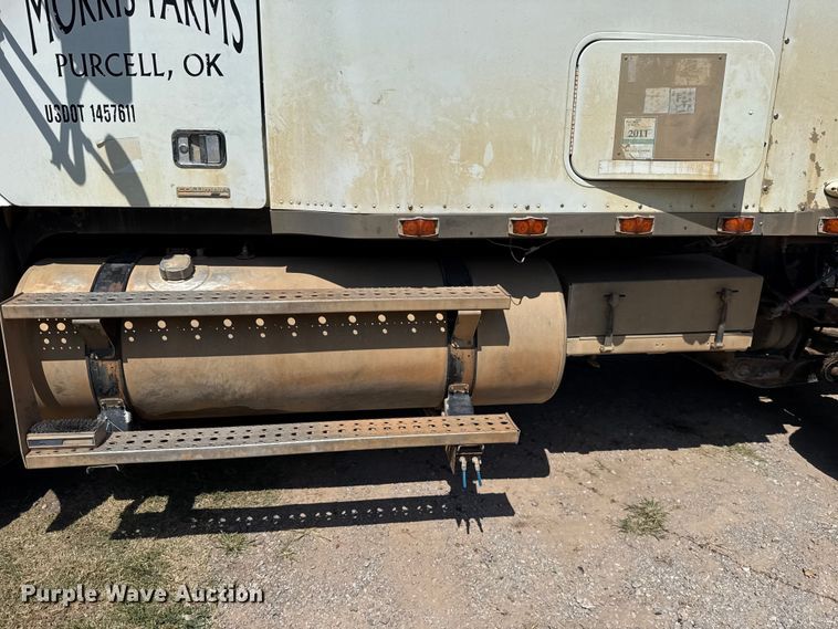image for item ET6452 2001 Freightliner Columbia semi truck