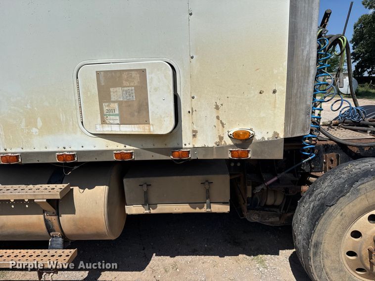 image for item ET6452 2001 Freightliner Columbia semi truck