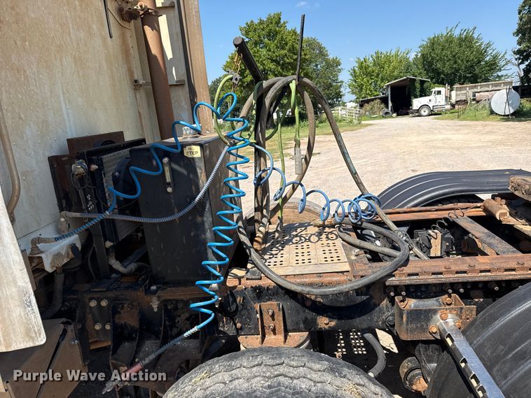 image for item ET6452 2001 Freightliner Columbia semi truck