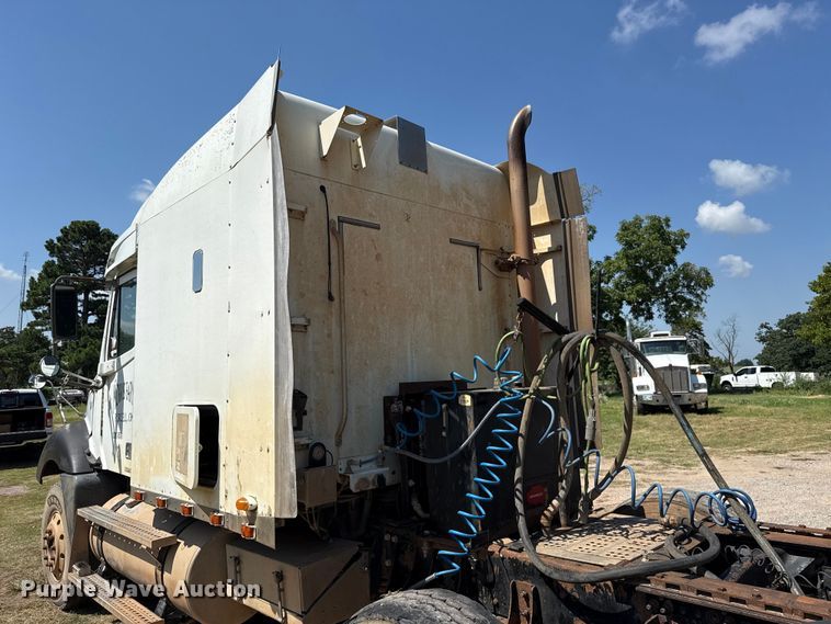image for item ET6452 2001 Freightliner Columbia semi truck