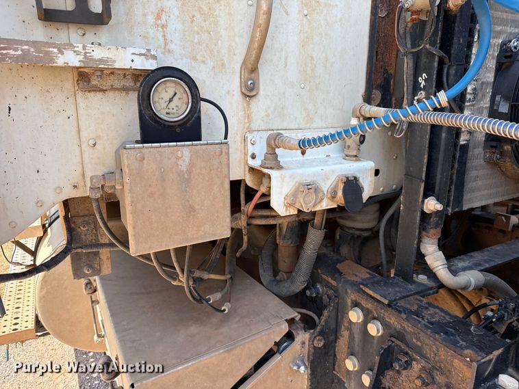 image for item ET6452 2001 Freightliner Columbia semi truck