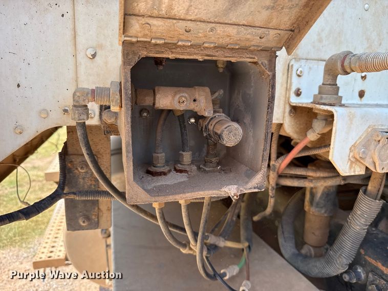 image for item ET6452 2001 Freightliner Columbia semi truck