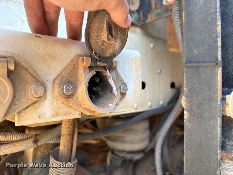 image for item ET6452 2001 Freightliner Columbia semi truck