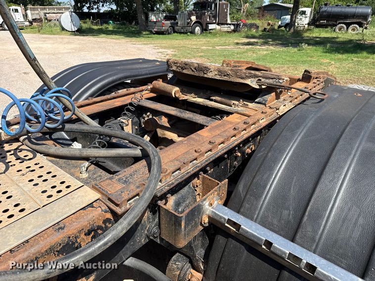 image for item ET6452 2001 Freightliner Columbia semi truck