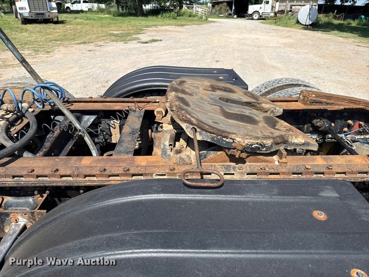image for item ET6452 2001 Freightliner Columbia semi truck