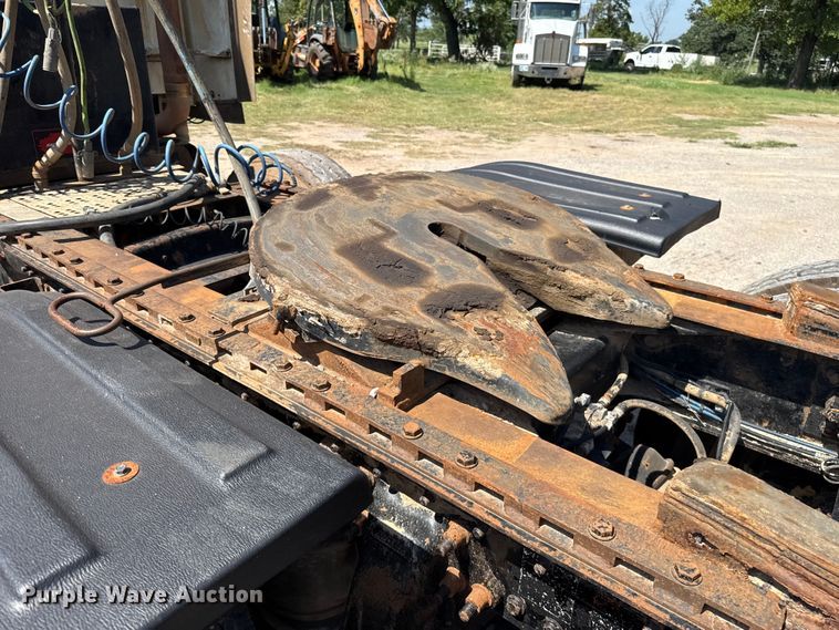 image for item ET6452 2001 Freightliner Columbia semi truck